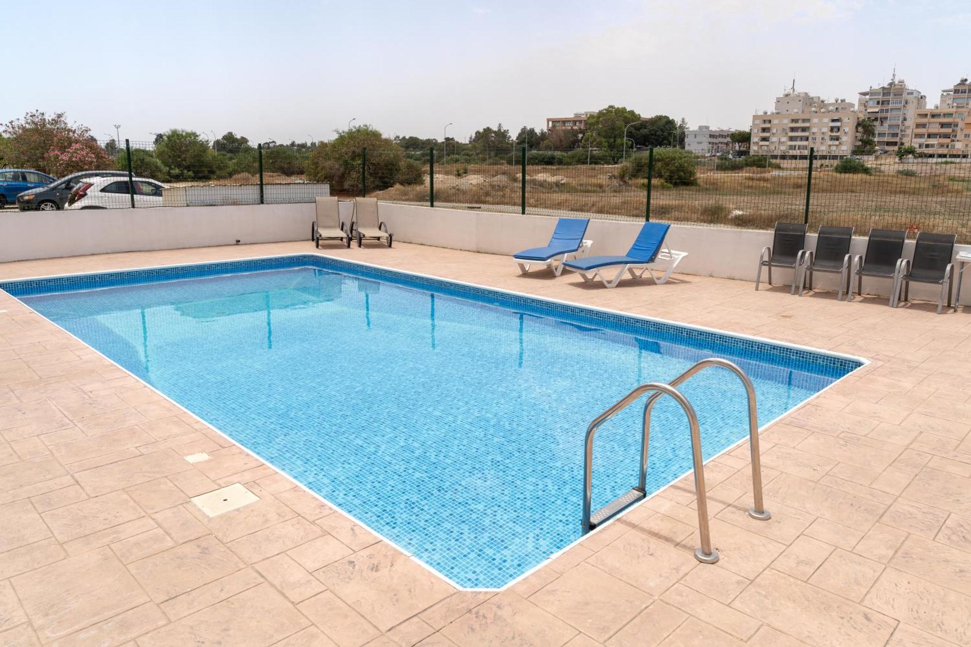 라르나카 Blu Mackenzie 1 Bdr Flat With Pool 아파트 외부 사진